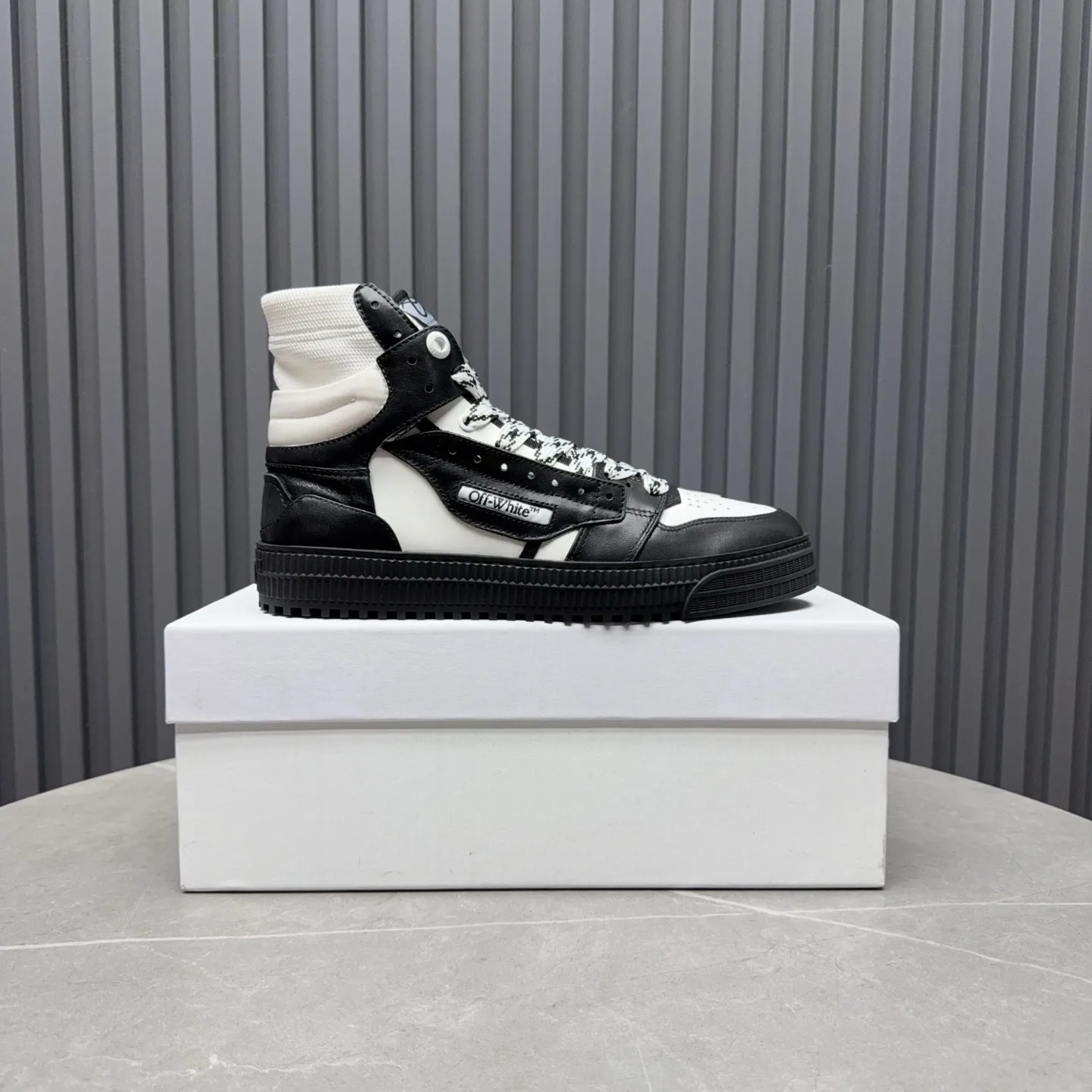Men's shoes💰740 OFF WHITE ⚡️Couple style⚡️The latest spring style street casual shoes, released with the highest quality version on the market👊Series original mold opening, original lasting, production technology 1:1 original version➰🔜The best choice for more and more celebrities and Internet celebrities🔸In the classics Changes in the code🔸Innovate in the trend🔸Strive to break away from the shackles of bad street design🔝Although he is not the originator of fashion design, he is definitely a shining dark horse in avant-garde design🐴🆙Do not follow the trend🔅Not universal beauty🔅 Fabric💯First-layer cowhide Lining💯Imported skin-friendly and environmentally friendly polyester mesh Foot pads💯Original molded high-elastic environmentally friendly molding pads Midsole💯Made with original last-last technology Outsole💯Rubber outsole Packaging💯Official website synchronizes full set of packaging (brand wrapping paper, brand certificate, brand cloth bag) Code numbers 35-44, 45 46 Customized